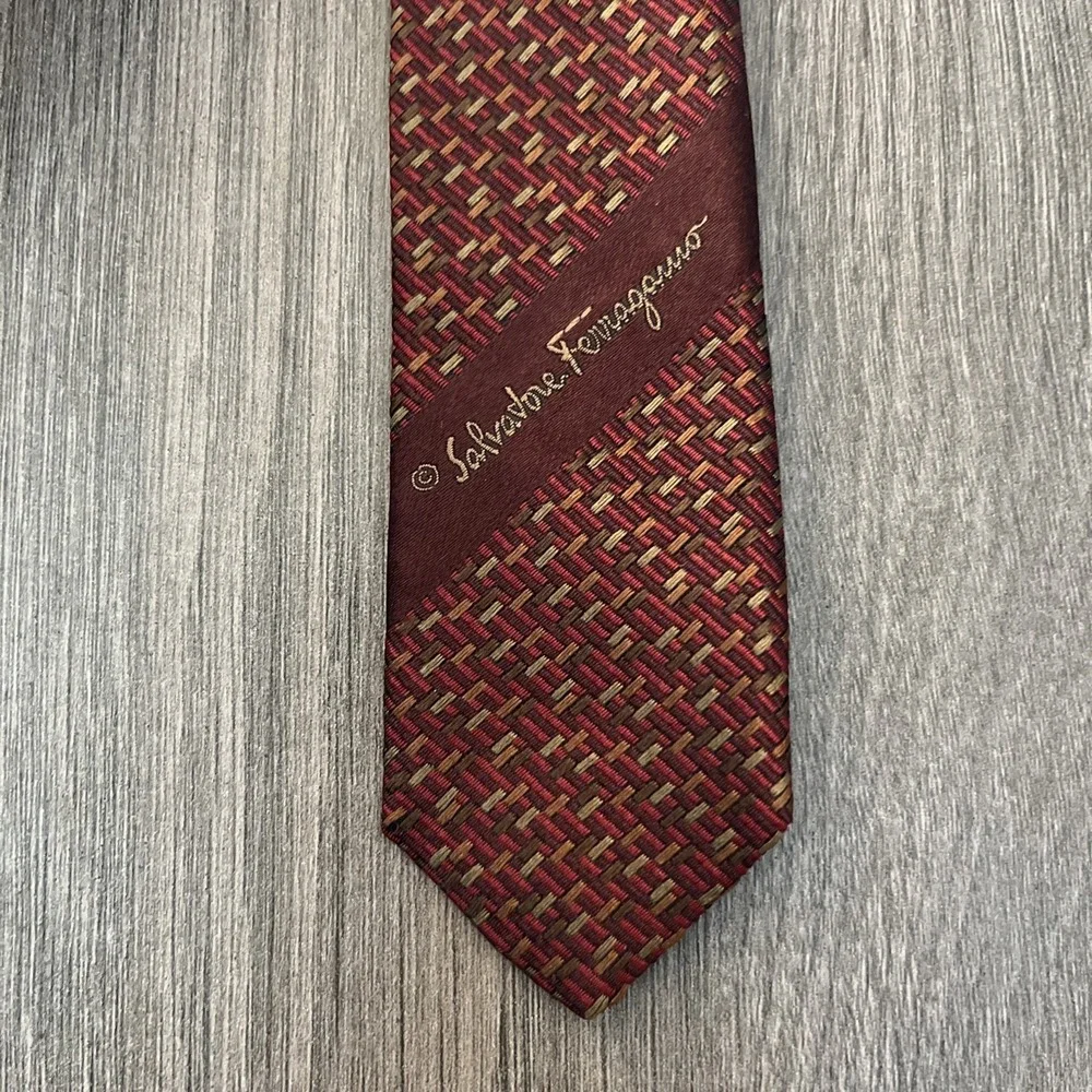 Salvatore Ferragamo Made In Italy Silk Tie Burgundy Gold Beautiful!